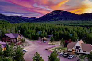 Summit Mountain Lodge and Steakhouse